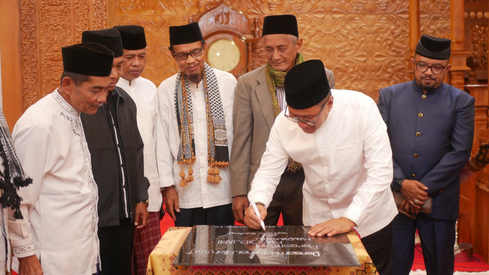 Walikota Bukittinggi saat pelepasan Tim Safari Ramadhan( Foto: Minangsatu)